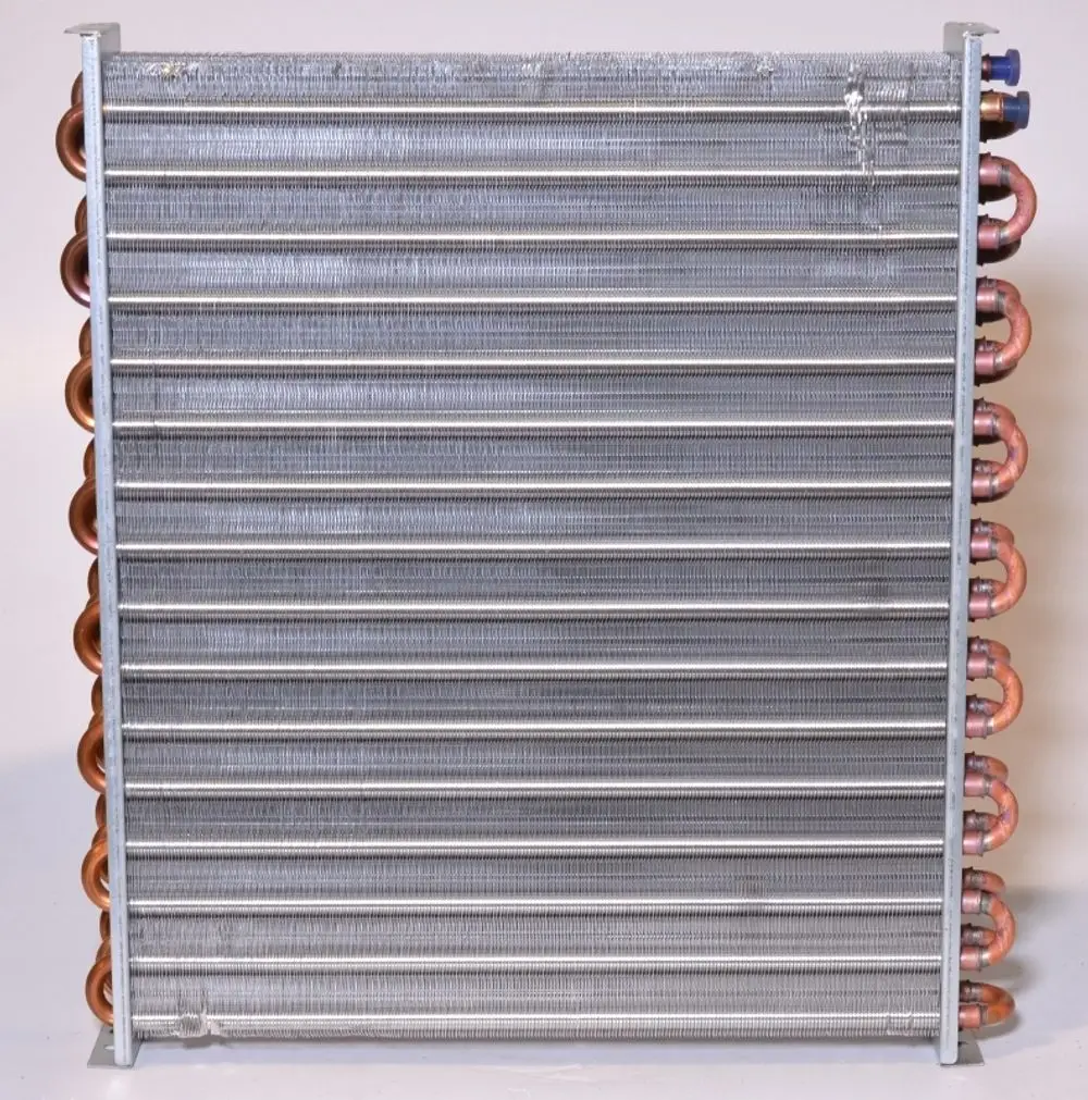 Verflüssiger von Remko mit mehreren parallel angeordneten Rohren, umgeben von einem feinen Drahtgeflecht, dient der Kühlung oder dem Energietransfer.