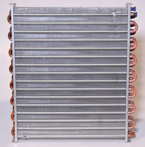 Verflüssiger von Remko mit mehreren parallel angeordneten Rohren, umgeben von einem feinen Drahtgeflecht, dient der Kühlung oder dem Energietransfer.