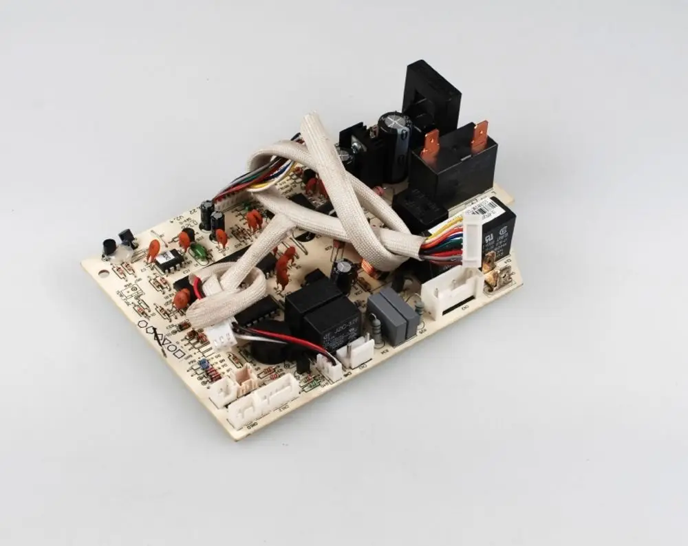 Steuerplatine von Remko mit verschiedenen elektronischen Komponenten, Kabeln und Steckverbindungen, auf hohem, hellem Hintergrund abgebildet.