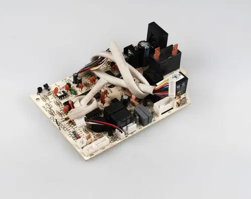 Steuerplatine von Remko mit verschiedenen elektronischen Komponenten, Kabeln und Steckverbindungen, auf hohem, hellem Hintergrund abgebildet.