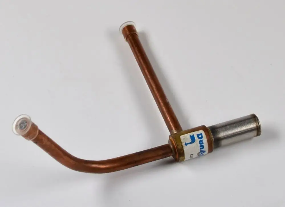 Magnetventil mit zwei Kupferrohren und einem zylindrischen Metallteil, gekennzeichnet mit der Marke Remko. Geeignet für verschiedene Anwendungen in der Klimatechnik.