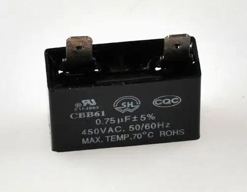 Kondensator von Remko mit Metallanschlüssen. Beschriftung enthält Werte wie 0.75 µF, 450 VAC, Max. Temp. 70°C, für Anwendungen in Umluftventilatoren.