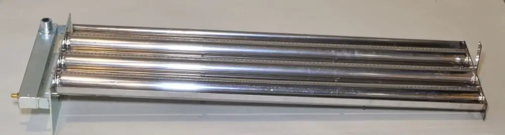 Gasbrenner von Remko mit mehreren Röhren, montiert auf einer Metallbasis. Die Oberfläche ist glänzend und reflektierend.
