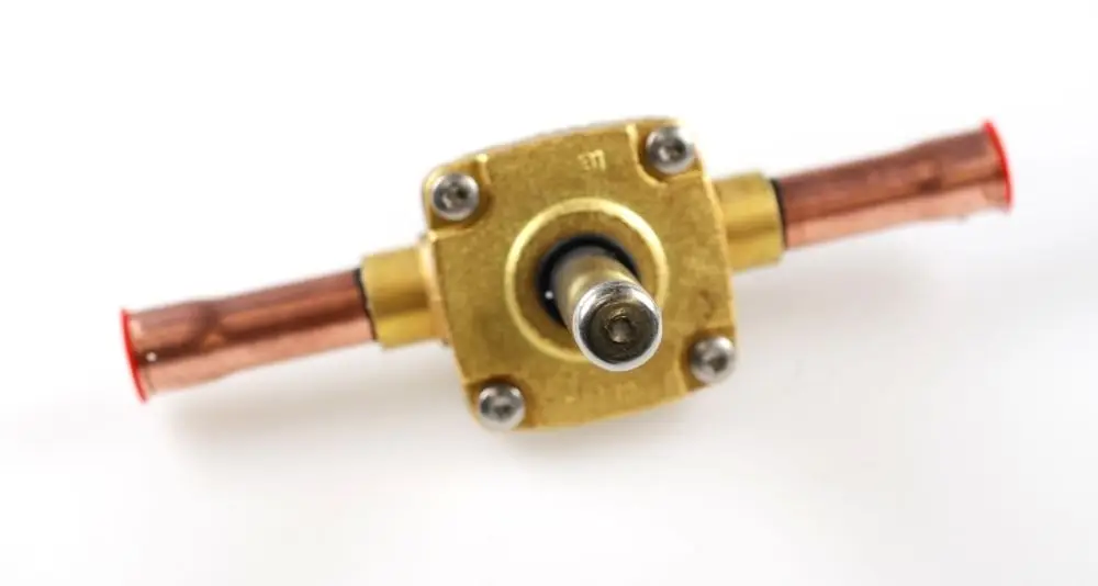 Magnetventil aus Messing mit zwei Kupferanschlüssen. Die Marke Remko ist bearbeitet, um eine zuverlässige Verbindung im Kältekreis zu gewährleisten.