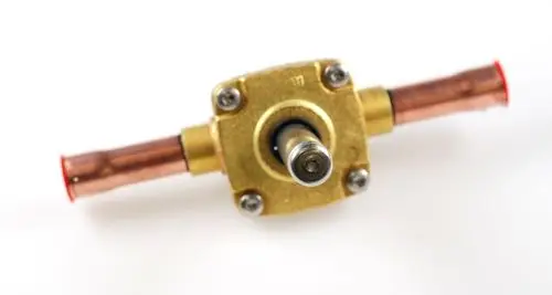 Magnetventil aus Messing mit zwei Kupferanschlüssen. Die Marke Remko ist bearbeitet, um eine zuverlässige Verbindung im Kältekreis zu gewährleisten.