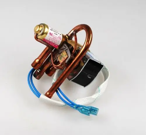 Umkehrventil mit kupfernen Röhren und Kabeln, hergestellt von Remko. Das Produkt ist in einer neutralen Umgebung auf einem hellen Hintergrund abgebildet.