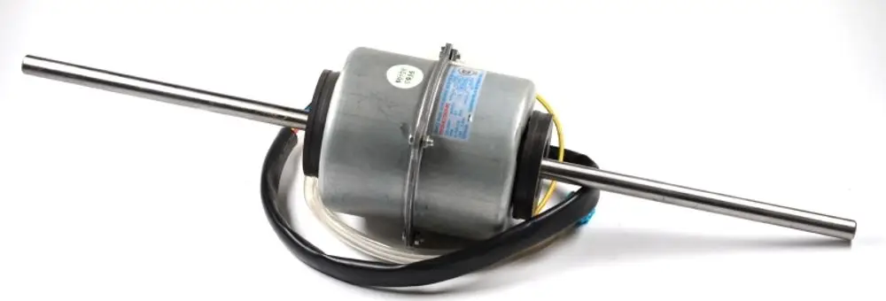 Remko Ventilatormotor mit metallischem Gehäuse und zwei horizontalen Wellen, angeschlossen mit Kabeln.