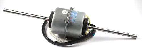 Remko Ventilatormotor mit metallischem Gehäuse und zwei horizontalen Wellen, angeschlossen mit Kabeln.