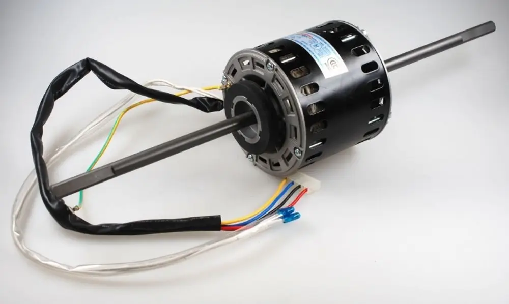 Ventilatormotor von Remko mit metallischem Gehäuse und mehreren Anschlusskabeln für die Stromversorgung, montiert auf einem stabilen Wellenkörper.