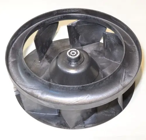 Schwarzes Ventilatorrad mit mehreren Flügeln und zentraler Befestigung. Geeignet für Anwendungen von Remko. Klar erkennbare strukturelle Details.