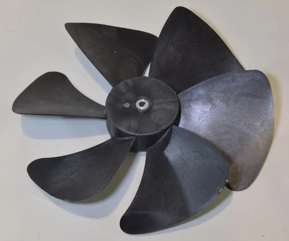 Ventilatorflügel aus schwarzem Material mit fünf Blättern, angebracht an einer zentralen Achse, möglicherweise für einen Verflüssiger des Herstellers Remko.