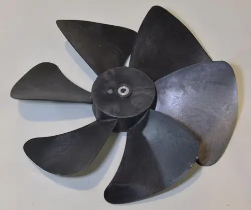 Ventilatorflügel aus schwarzem Material mit fünf Blättern, angebracht an einer zentralen Achse, möglicherweise für einen Verflüssiger des Herstellers Remko.