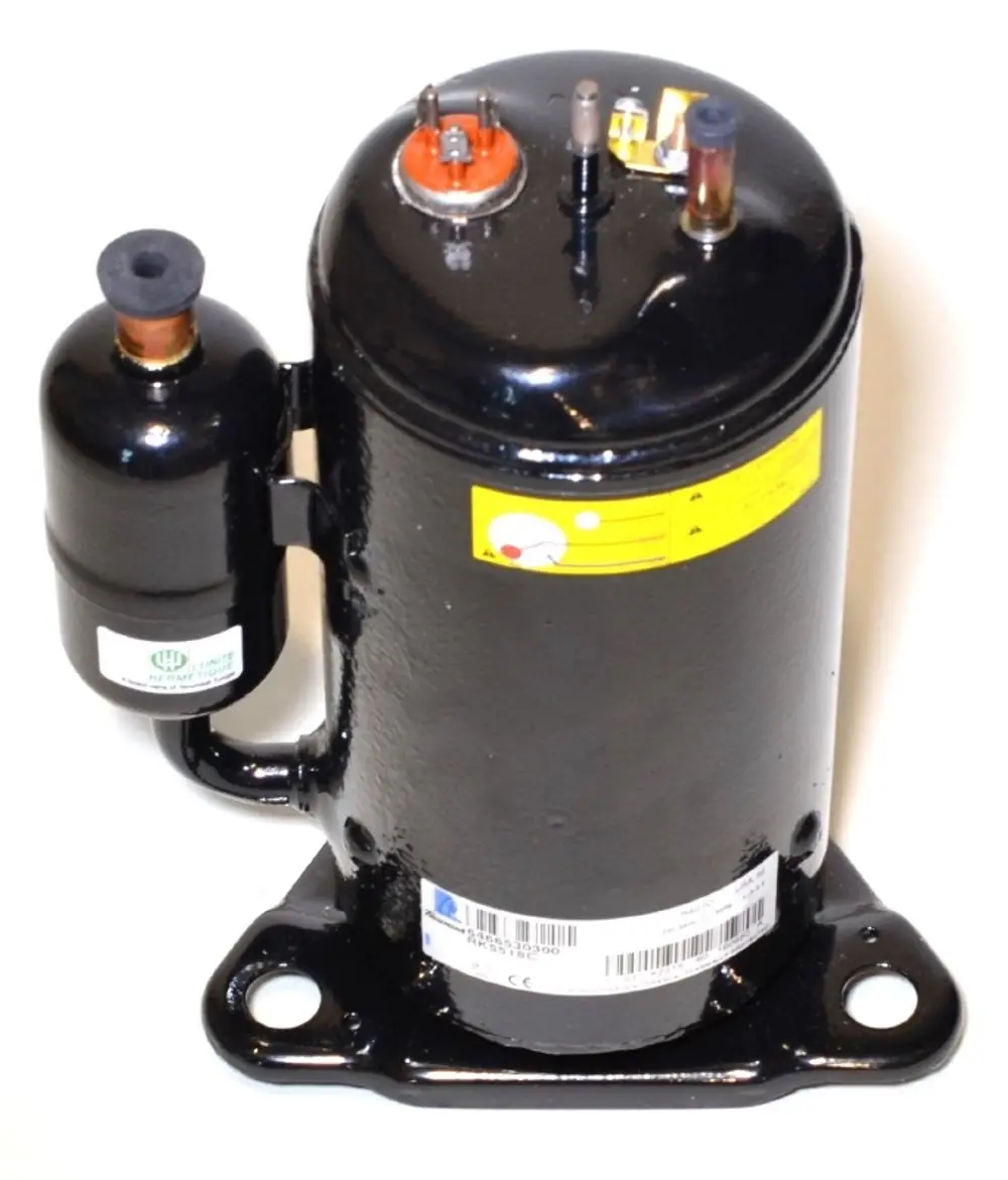 Schwarzer Kompressor mit mehreren Anschlüssen und einem Typenschild. Das Produkt stammt von der Marke Remko und ist für kühltechnische Anwendungen konzipiert.