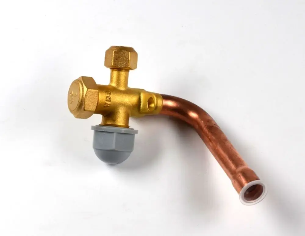 Goldfarbener Ventilkörper mit zwei Anschlussgewinden und einem gebogenen Kupferrohr, zum Einsatz in der Saugleitung von Remko-Systemen.