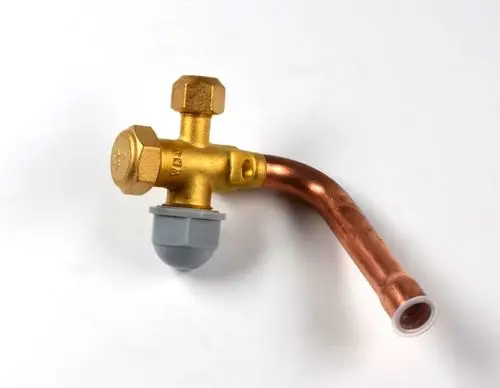Goldfarbener Ventilkörper mit zwei Anschlussgewinden und einem gebogenen Kupferrohr, zum Einsatz in der Saugleitung von Remko-Systemen.