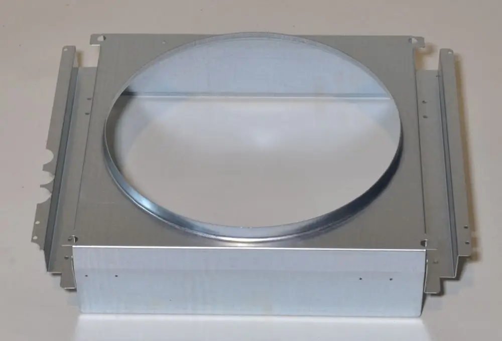 Ventilatorgehäuse aus Metall, mit rundem Öffnungsbereich in der Mitte. Artikeldetails sind nicht sichtbar, jedoch stammt das Produkt von der Marke Remko.