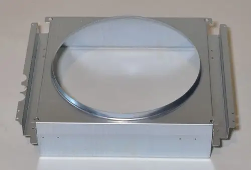 Ventilatorgehäuse aus Metall, mit rundem Öffnungsbereich in der Mitte. Artikeldetails sind nicht sichtbar, jedoch stammt das Produkt von der Marke Remko.