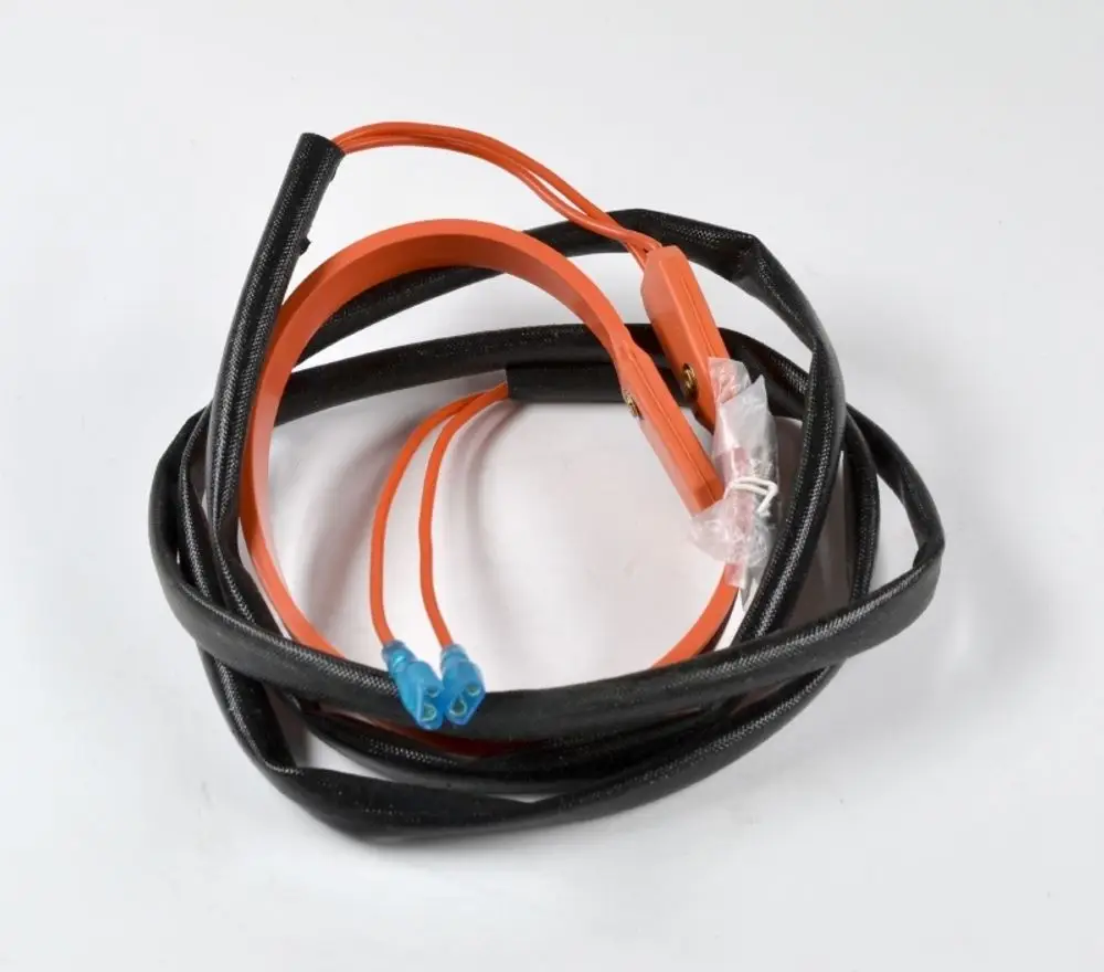 Elektrische Heizungsleitungen mit orangefarbenen und schwarzen Kabeln, ausgestattet mit blauen Steckverbindern, hergestellt von Remko.