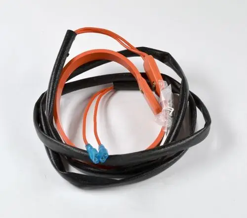 Elektrische Heizungsleitungen mit orangefarbenen und schwarzen Kabeln, ausgestattet mit blauen Steckverbindern, hergestellt von Remko.