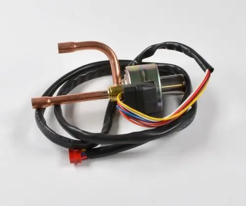 Elektronisches Expansionsventil von Remko mit zwei Kupferrohren und Anschlusskabel. Gerät zur Regelung von Kältemittelströmen in Kühlsystemen.