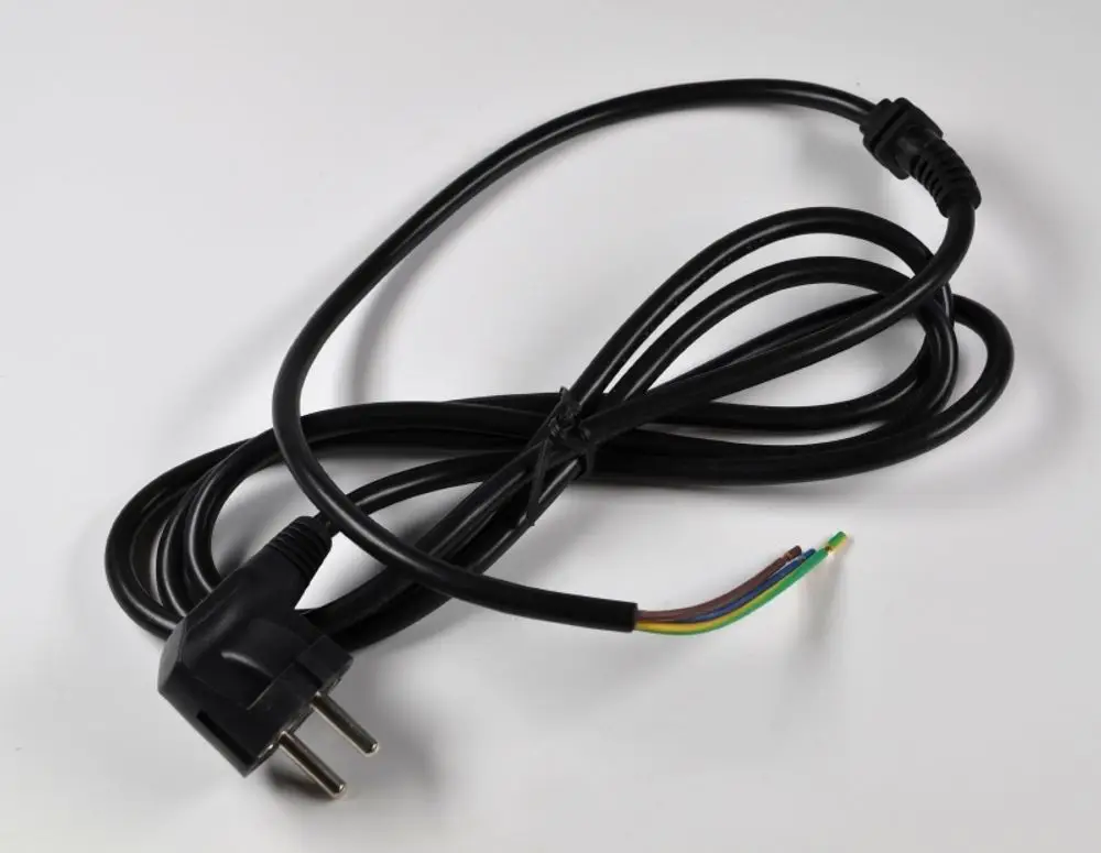 Netzkabel mit Stecker von Remko, ausgestattet mit mehreren Adern, einige freiliegende Drähte. Geeignet für elektrische Geräte, verlegt in einer Kabelkonfektion.
