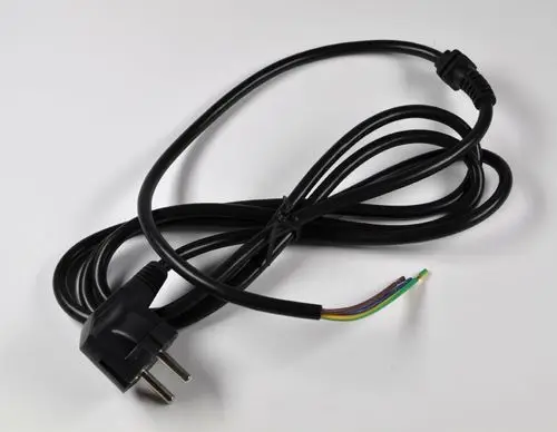 Netzkabel mit Stecker von Remko, ausgestattet mit mehreren Adern, einige freiliegende Drähte. Geeignet für elektrische Geräte, verlegt in einer Kabelkonfektion.