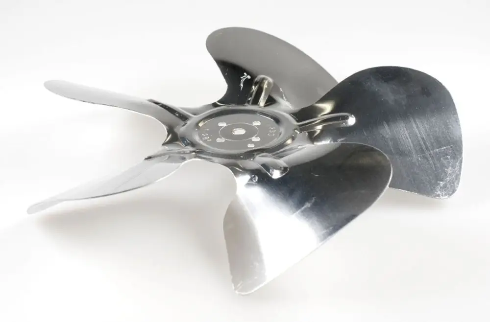 Beigegebener Ventilatorflügel aus Metall mit vier Blättern, geeignet für den Einsatz in Remko-Geräten zur Luftzirkulation. Visualisiert auf einem weißen Hintergrund.