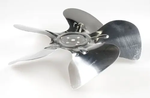 Beigegebener Ventilatorflügel aus Metall mit vier Blättern, geeignet für den Einsatz in Remko-Geräten zur Luftzirkulation. Visualisiert auf einem weißen Hintergrund.