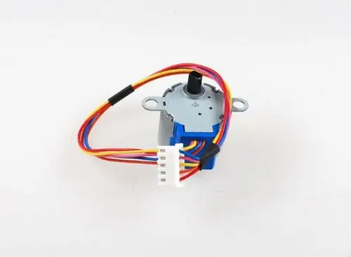 DC-Motor mit farbigen Anschlussdrähten und quadratischem Gehäuse. Markenname "Remko" ist sichtbar. Geeignet für diverse Anwendungen in der Technik.
