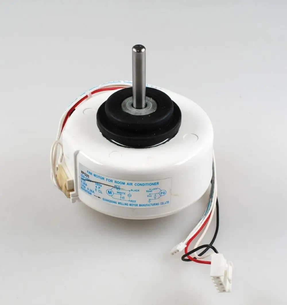 Weißer Ventilatormotor mit Anschlusskabeln und einer zentralen Welle. Hersteller ist Remko. Geeignet für Klimaanlagen oder ähnliche Geräte.