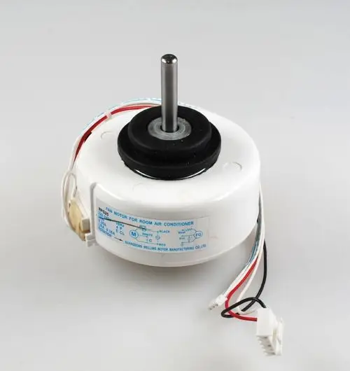 Weißer Ventilatormotor mit Anschlusskabeln und einer zentralen Welle. Hersteller ist Remko. Geeignet für Klimaanlagen oder ähnliche Geräte.