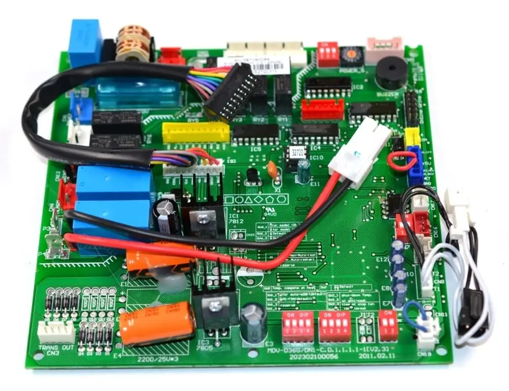 Steuerplatine von Remko mit diversen Elektronikkomponenten, darunter Relais, Kondensatoren und Steckverbindungen, auf grüner Leiterplatte.