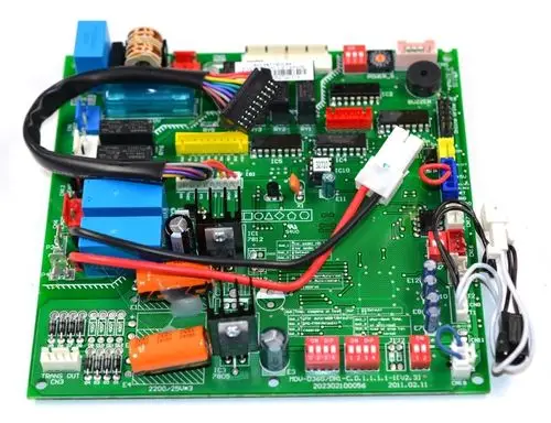 Steuerplatine von Remko mit diversen Elektronikkomponenten, darunter Relais, Kondensatoren und Steckverbindungen, auf grüner Leiterplatte.
