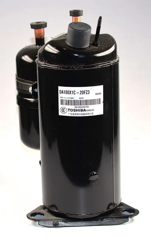 Schwarzer Kompressor mit Metallgehäuse, ausgestattet mit mehreren Anschlüssen, hergestellt von Remko. Sichtbare Produktbezeichnung und technische Details auf dem Gehäuse.