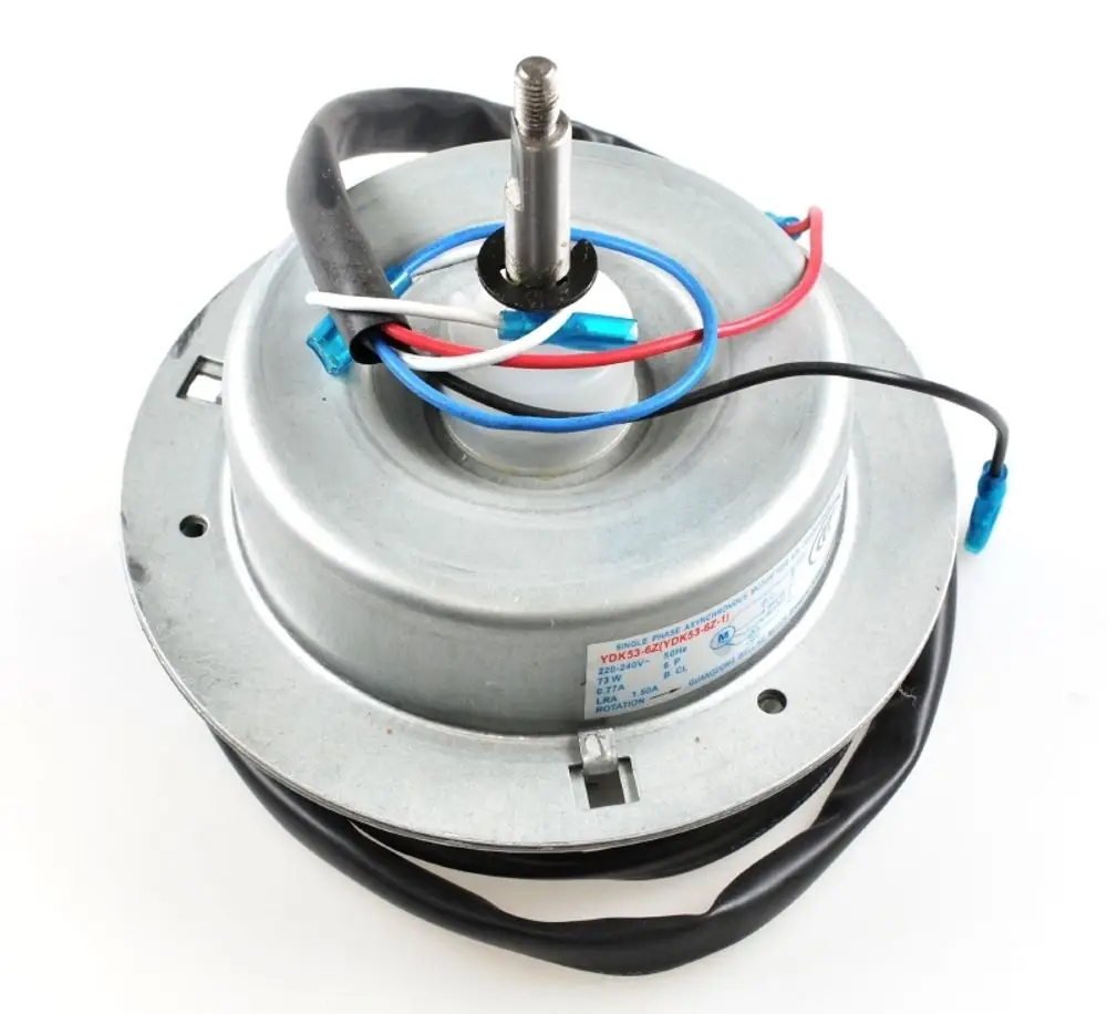 Remko Ventilatormotor mit Metallgehäuse, sichtbaren Anschlussdrähten in Blau, Rot und Schwarz, sowie einer rotierenden Achse in der Mitte.
