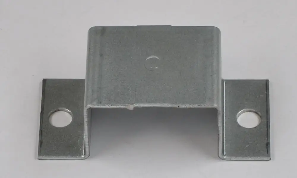 Metallträgerplatte mit zwei seitlichen Montageschraublöchern, hergestellt von Remko. Die Oberfläche ist galvanisch verzinkt.