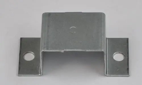 Metallträgerplatte mit zwei seitlichen Montageschraublöchern, hergestellt von Remko. Die Oberfläche ist galvanisch verzinkt.