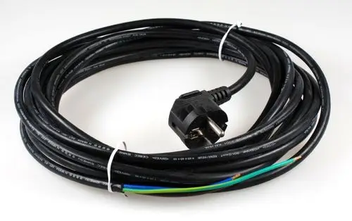 Netzkabel mit Stecker, schwarz, mit drei Leitungen (braun, blau, grün/gelb). Geeignet für Geräte von Remko. Kabel ordentlich aufgewickelt, Stecker im oberen Bildbereich.