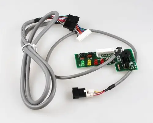 Platine mit verschiedenen Steckverbindungen, Schaltern und LEDs, die zur Anzeige und Steuerung von Remko-Geräten verwendet wird.