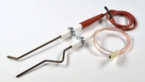 Set aus Zündelektroden, bestehend aus zwei Metallstangen mit Isoliergriffen und Kabeln. Hergestellt von der Marke Remko, verwendet in Heizgeräten.
