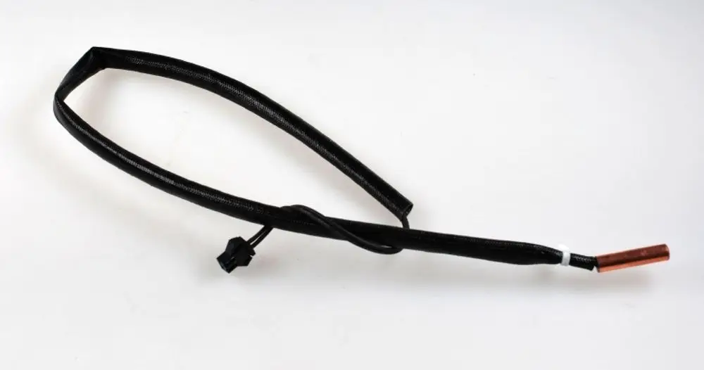 Temperatursensor mit Kabel, schwarzer Hülle und einem Kupferende, verwendet in Klimaanlagen, hergestellt von Remko.