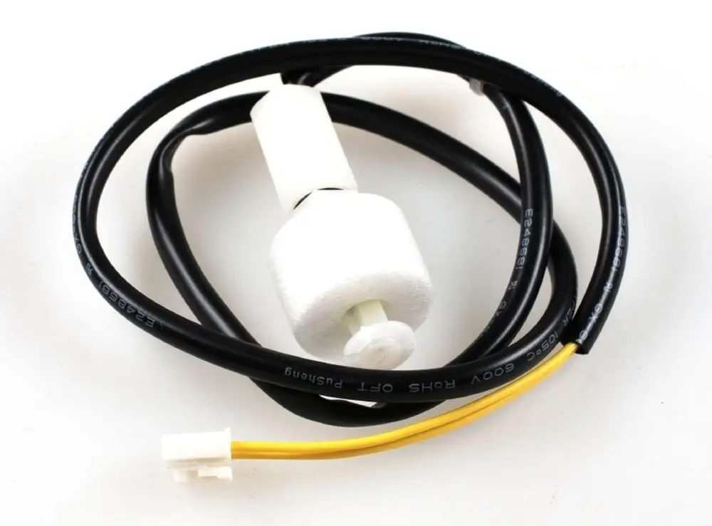 Schwimmerschalter von Remko mit Kabel und Anschlussstecker. Weißer Schwimmerkörper mit zwei Anschlussleitungen in verschiedenen Farben.