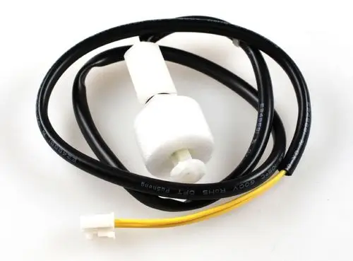 Schwimmerschalter von Remko mit Kabel und Anschlussstecker. Weißer Schwimmerkörper mit zwei Anschlussleitungen in verschiedenen Farben.