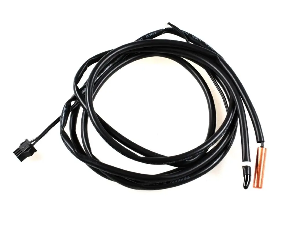 Temperatursensor mit Kabel und Stecker, hergestellt von Remko. Der Sensor endet in einer Kupferhülse für die Temperaturmessung.