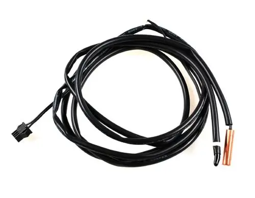 Temperatursensor mit Kabel und Stecker, hergestellt von Remko. Der Sensor endet in einer Kupferhülse für die Temperaturmessung.