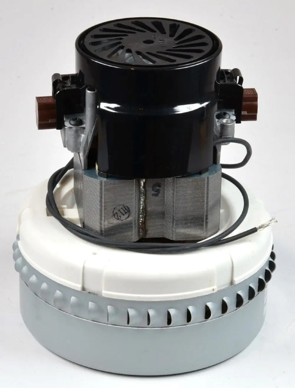 Turbine von Remko mit schwarzem Motoroberteil und grauem Gehäuse, ausgestattet mit Anschlusskabeln.