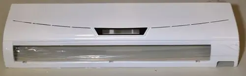 Weißes Frontpanel eines Klimageräts, möglicherweise von Remko. Sichtbar sind Belüftungsschlitze und eine transparente Abdeckung im unteren Bereich.