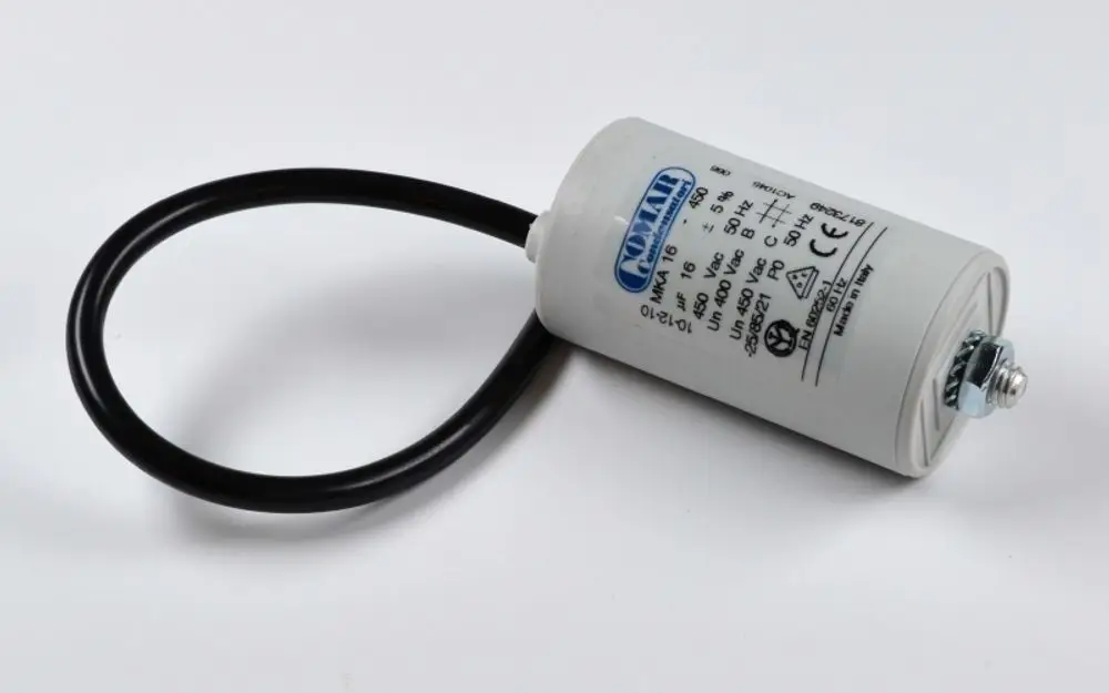 Kondensator in zylindrischer Form mit einem schwarzen Kabel und einer Metallanschlussmutter. Auf dem Gehäuse sind technische Daten und die Marke Remko abgebildet.