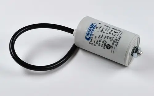 Kondensator in zylindrischer Form mit einem schwarzen Kabel und einer Metallanschlussmutter. Auf dem Gehäuse sind technische Daten und die Marke Remko abgebildet.