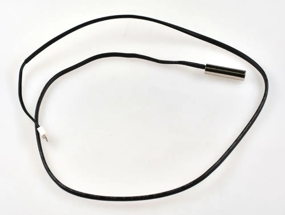 Sensor mit einem langen, dünnen Kabel, der das Lamellenregister eines Remko-Geräts verbindet. Der Sensor hat ein metallisches Gehäuse an einem Ende und einen kleinen Stecker am anderen Ende.